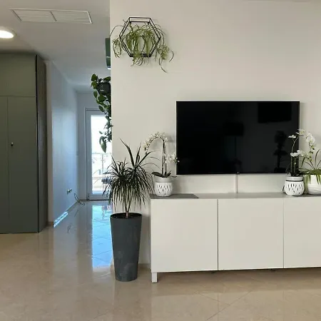 Leo Free Parking - President Palace * Bratislava