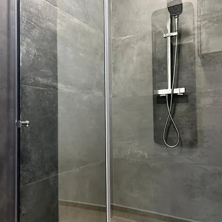 Leo Free Parking - President Palace