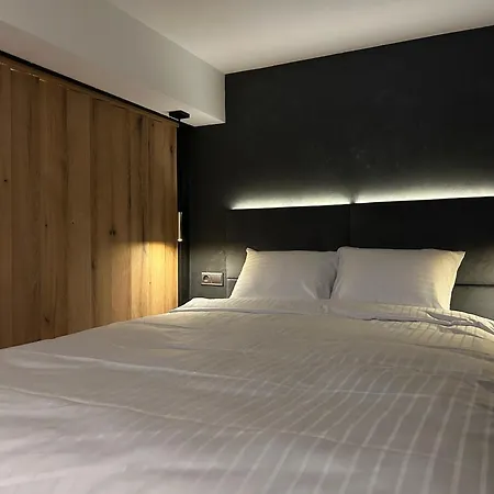 Leo Free Parking - President Palace