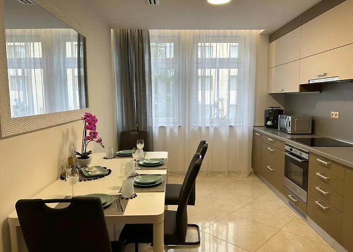 Leo Free Parking - President Palace