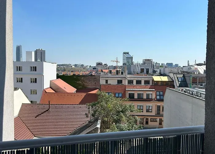 Leo Free Parking - President Palace