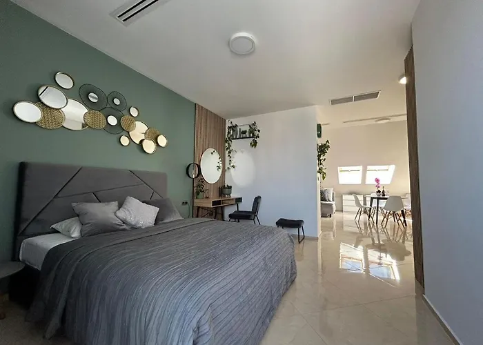 Leo Free Parking - President Palace