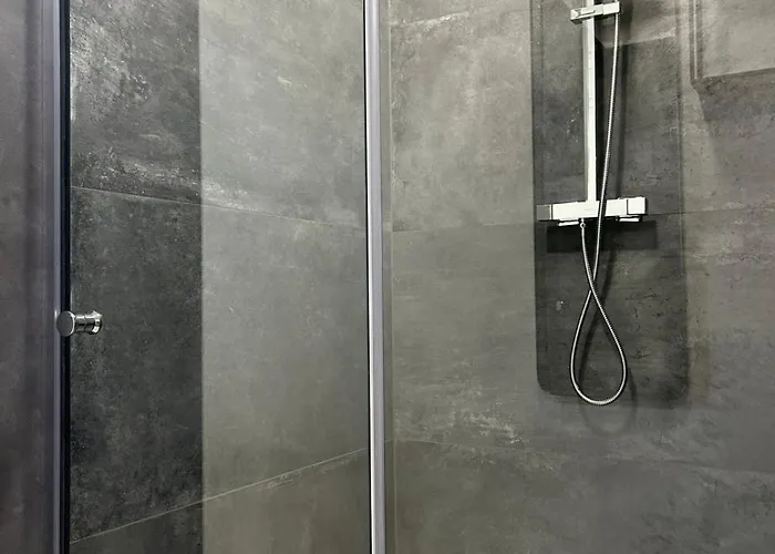 Leo Free Parking - President Palace