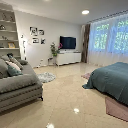 Leo Free Parking - President Palace * Братислава