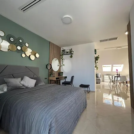 Leo Free Parking - President Palace