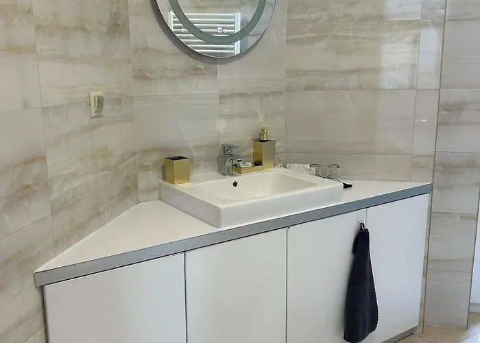 Leo Free Parking - President Palace